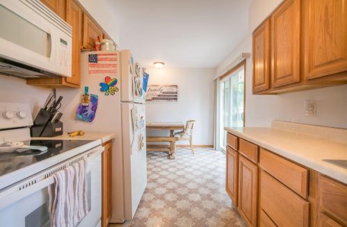 15721 Mayflower Dr, Waukesha, WI 53151-5644