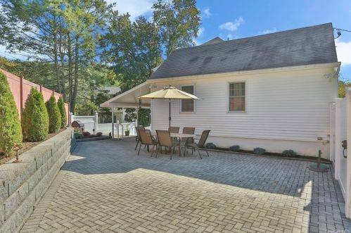 255 Kensico Rd, Thornwood NY  10594-1656 exterior