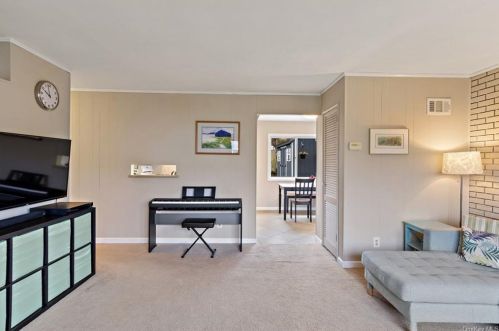 5 Eastward Pl, Elmsford NY  10523-2005 exterior