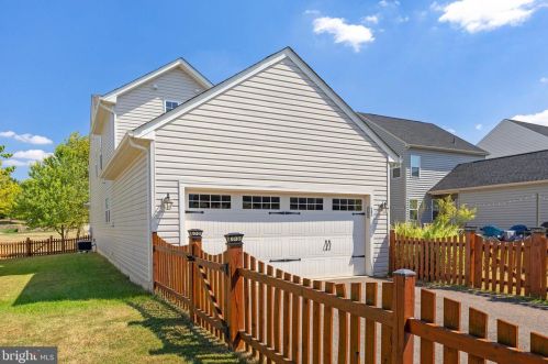 11 Broad Way, Lovettsville VA  20180-8608 exterior