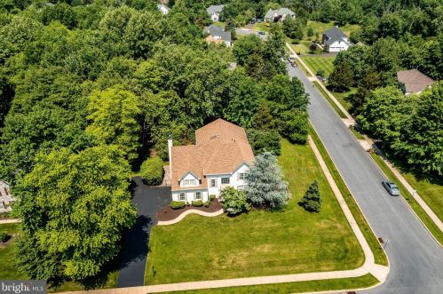 1042 Charter Oaks Dr, Lansdale PA exterior