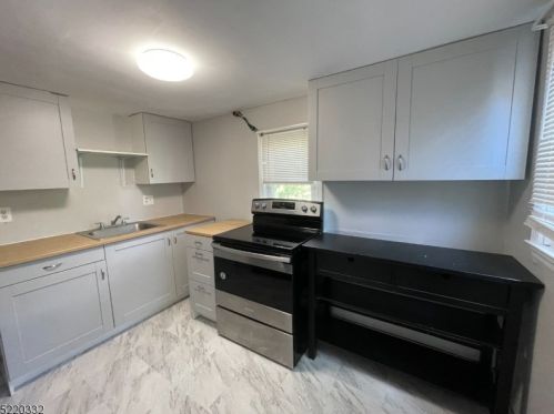 20 Oak Ridge Rd, Parsippany NJ  07054-3630 exterior