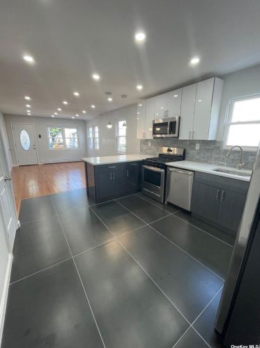 117-21 201st Pl, Jamaica, NY 11412-3528