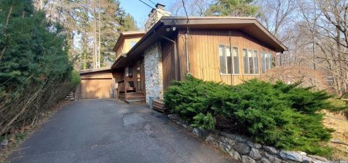 435 Kings Hwy, Valley Cottage, NY 10989-1441