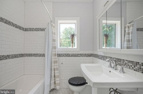 404 Maple Ave, Camden NJ  08109-2021 exterior