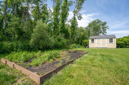 27 Pease Rd, East Windsor CT  06016-9002 exterior