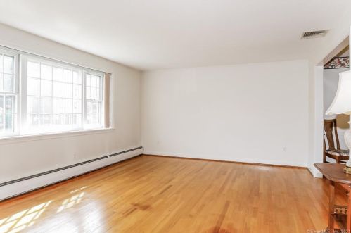 87 Lamplighter Ln, Hartford, CT 06111-5233