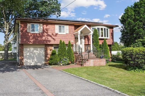 101 36th St, Wheatley Heights, NY 11798-2608