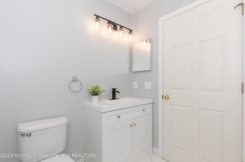 32 Picket Pl, East Freehold NJ  07728-9532 exterior