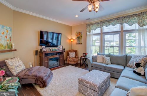 19 Ambrose Dr, Columbus NJ  08022-2305 exterior