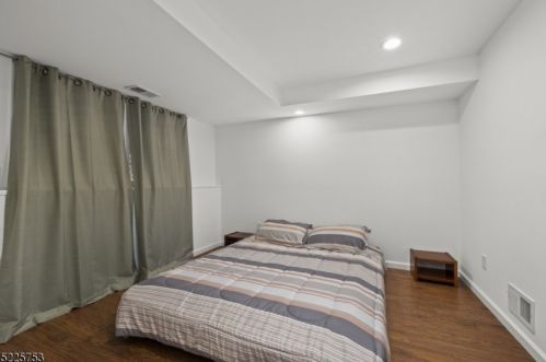 90 Sun Vly Way, Greystone Park NJ 07950-1913 exterior