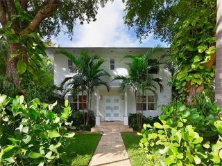 1601 Onaway Dr, Miami, FL 33133-2515