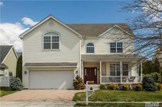 124 Pembroke Ave, Huntington Station, NY 11747-4309