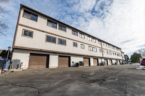 27 Crows Nest Ln, Danbury CT  06810-7056 exterior