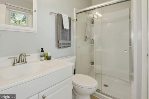 1268 Redwood Ct, Herndon VA  20170-3634 exterior