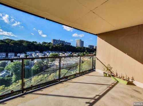 1203 River Rd, Edgewater NJ 07020-1456 exterior