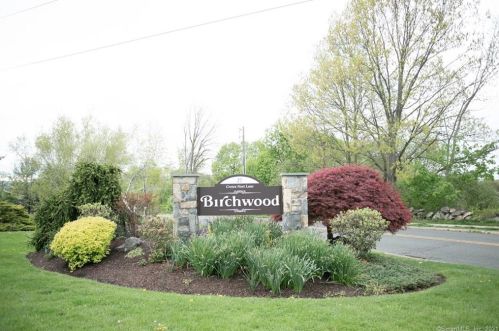 27 Crows Nest Ln, Danbury CT  06810-7056 exterior