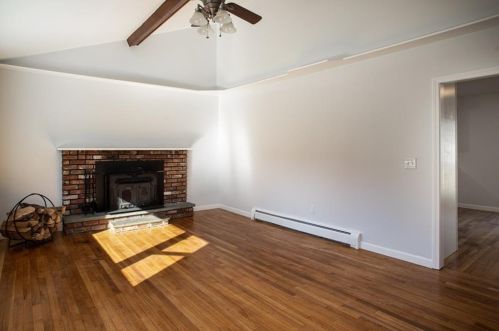 140 Montgomery St, Tiverton RI  02878-2423 exterior