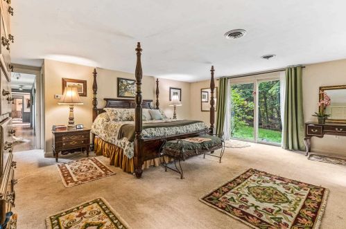 1 Martingale Rd, Amherst NH  03031-2625 exterior