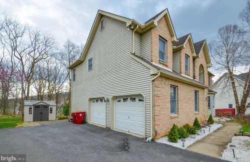 1813 Ironwood Dr, Easton, PA 18040-8408