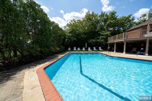 9 Lawrence Ct, Teaneck NJ  07666-6489 exterior