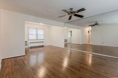 23 7th Ave, Huntington Station, NY 11746-2208