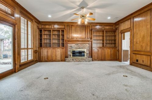 2401 Creekside Cir, Irving TX 75063-3355 exterior