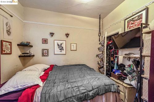 4327 Essex St, Oakland CA 94608-1216 exterior