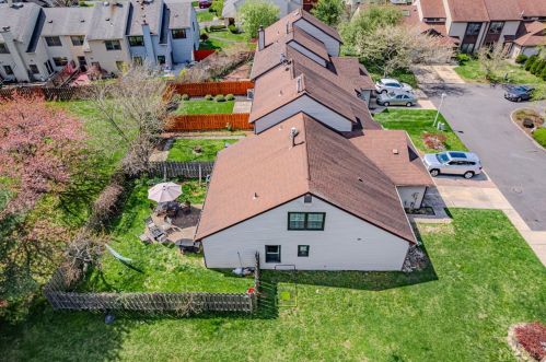 33 Rutledge Ct, East Brunswick NJ  08816-4020 exterior