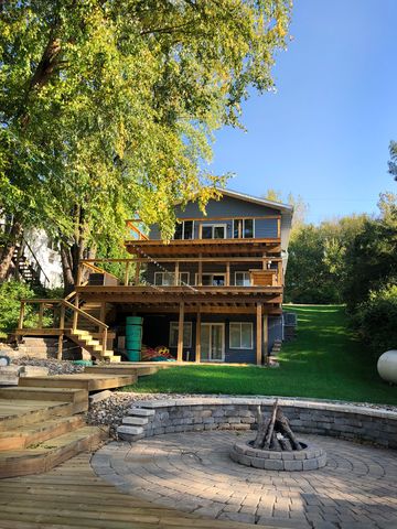 2134 Lakeshore Dr, Brooklyn, IA 52211-9401