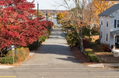 50 Main St, Essex CT  06426-1136 exterior