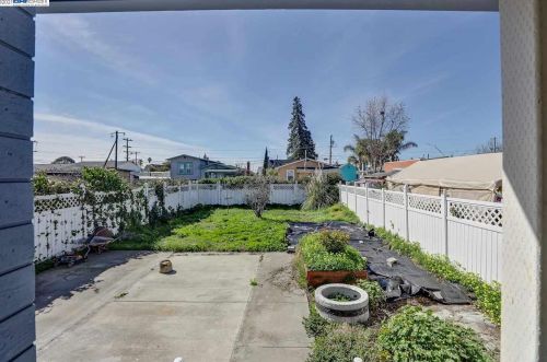 5615 Edgerly St, Oakland, CA 94621-4325