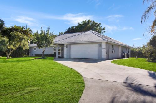 310 Rosewood Dr, Fort Pierce FL  34947-3424 exterior
