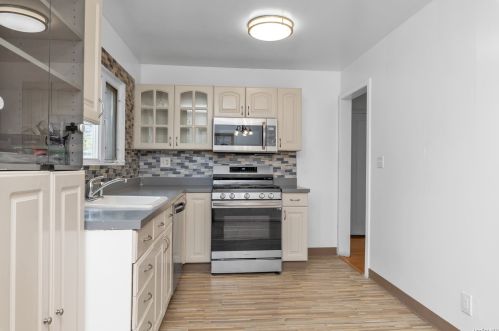 2 Oak Dr, New Hyde Park NY  11040-3315 exterior