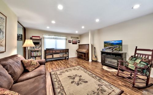 1084 Fairway Ave, South Lake Tahoe CA  96150-8401 exterior