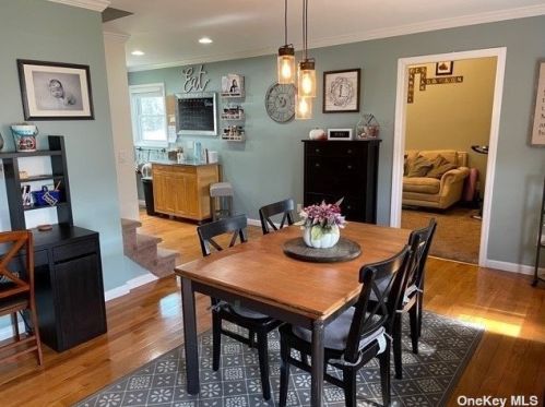 190 31 St, North Lindenhurst NY 11757-3216 exterior