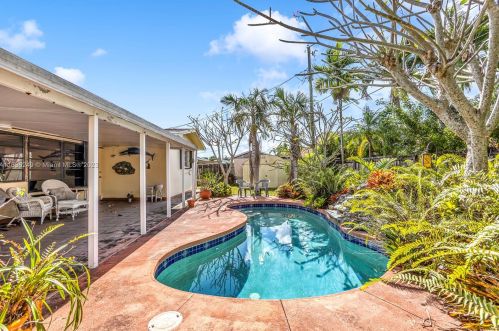 5690 9th Ct, Hialeah, FL 33012-2337