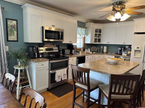 375 Miller Place Rd, Miller Place, NY 11764-3231