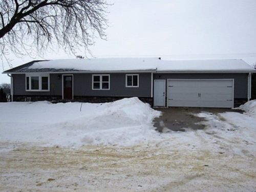 21121 Western Dr, Monticello, IA 52310-7511