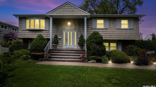 147 Frost Pond Rd, Muttontown, NY 11545-2205