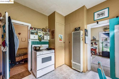 4327 Essex St, Oakland CA 94608-1216 exterior