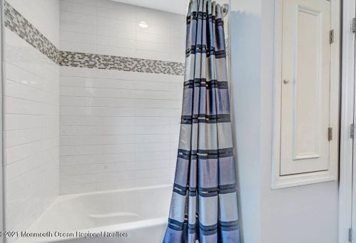 5 Coach Dr, Hazlet NJ  07730-1806 exterior