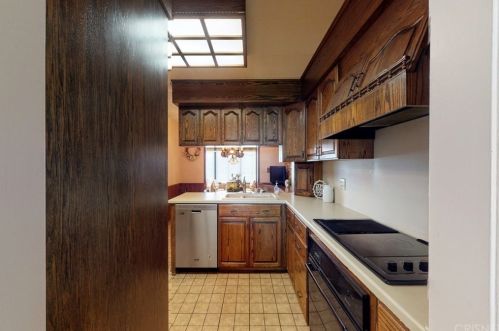 18925 Circle Of The Oaks, Santa Clarita CA  91321-1420 exterior
