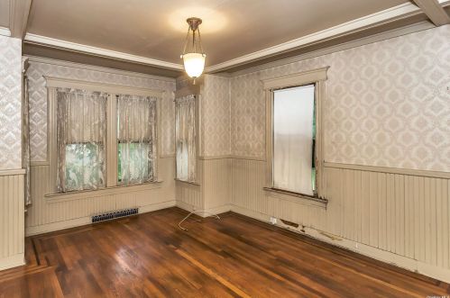 64 Driscoll Ave, Rockville Centre NY  11570-6006 exterior
