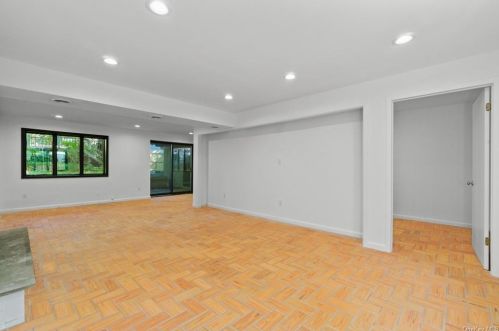 74 Greenwood Ln, White Plains NY  10607-1020 exterior