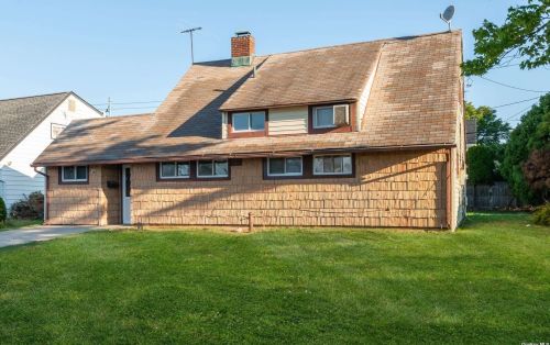 72 Lantern Rd, Hicksville NY  11801-6210 exterior