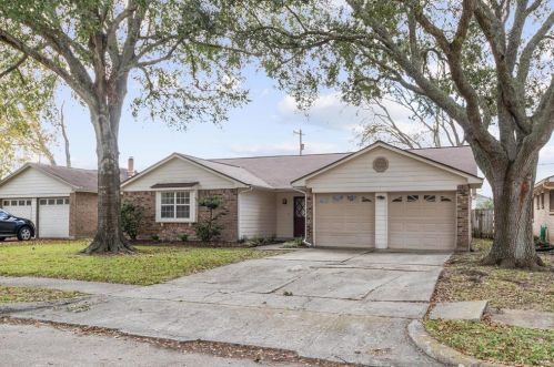 315 Forest Hills Dr, League City, TX 77573-5741