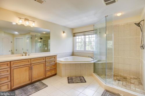 20405 Crimson Pl, Leesburg VA 20175-6362 exterior