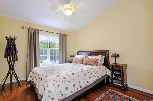 1408 Pondcrest Ln, White Plains NY  10607-1357 exterior