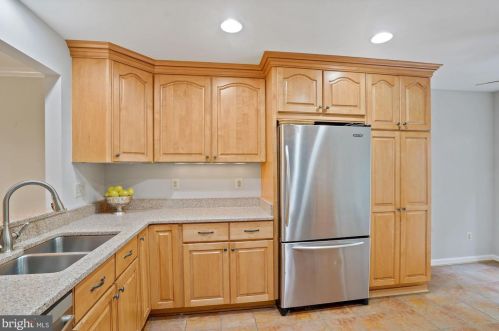 8017 Galla Knoll Cir, Springfield VA  22153-2449 exterior